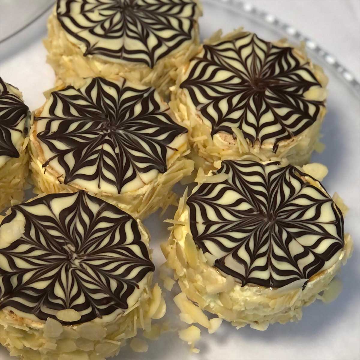 Esterházy luchtig en romig met geschaafde amandelen - Afbeelding 2