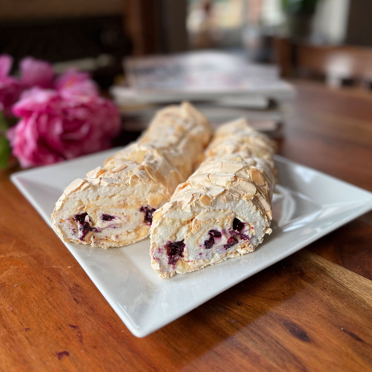 Gluten- en lactosevrije Meringue Rollen met Bosvruchtenconfituur