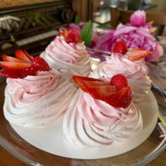 Pavlova meringuecake met verse aardbeien